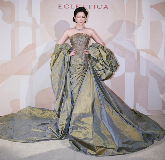 Lưu Diệc Phi eo thắt cơ thể vẫn đầy đặn khiến hội chị em 