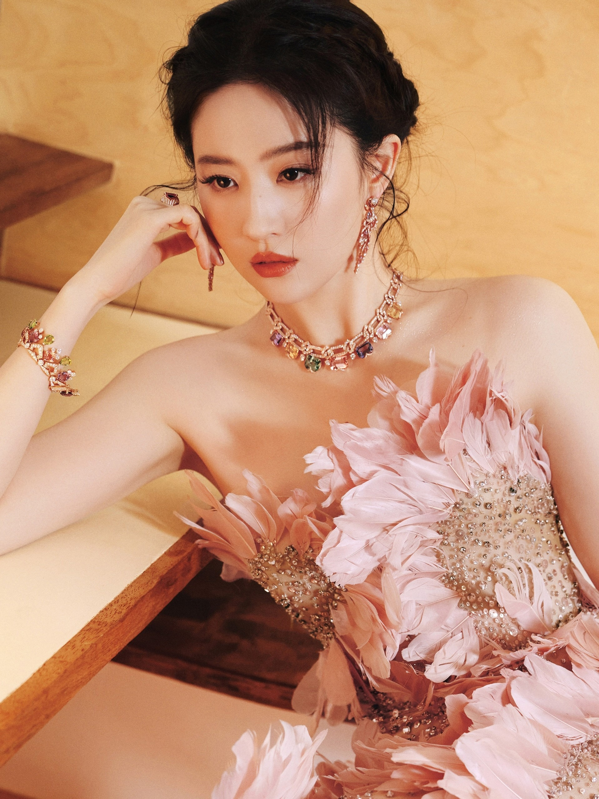 Lưu Diệc Phi eo thắt cơ thể vẫn đầy đặn khiến hội chị em 