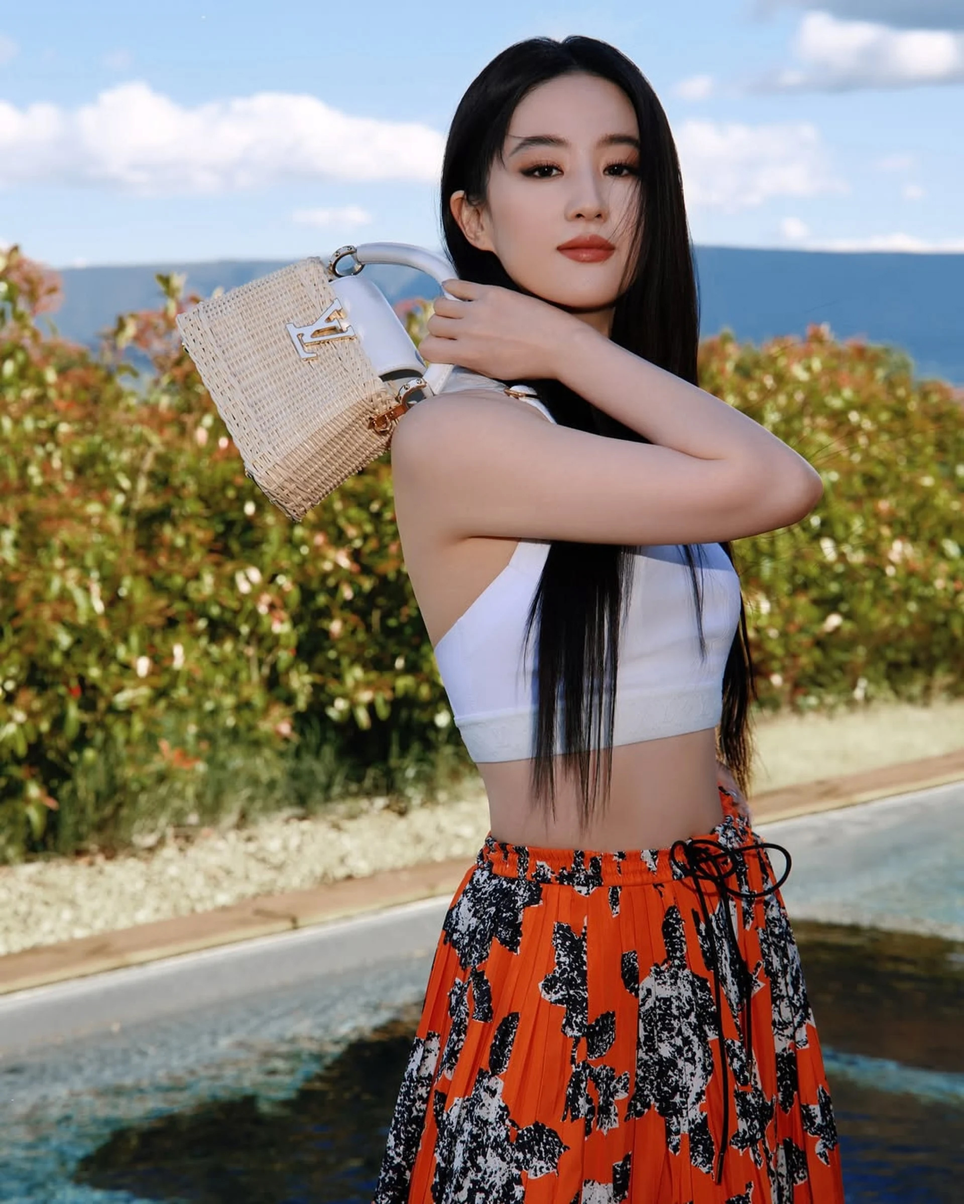 Lưu Diệc Phi eo thắt cơ thể vẫn đầy đặn khiến hội chị em 