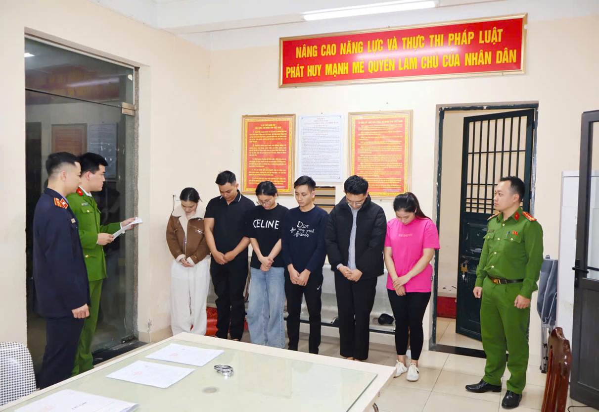 Bắt 7 nh&acirc;n vi&ecirc;n Viện thẩm mỹ Quốc tế Vera lừa đảo kh&aacute;ch h&agrave;ng với dịch vụ giả mạo - Ảnh 2.