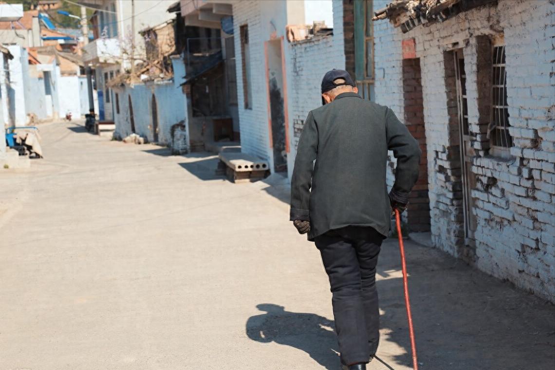 B&aacute;n nh&agrave; về ở c&ugrave;ng con trai: 3 năm sau, người đ&agrave;n &ocirc;ng 70 tuổi rơi v&agrave;o cảnh kh&ocirc;ng c&ograve;n nơi để về - Ảnh 1.