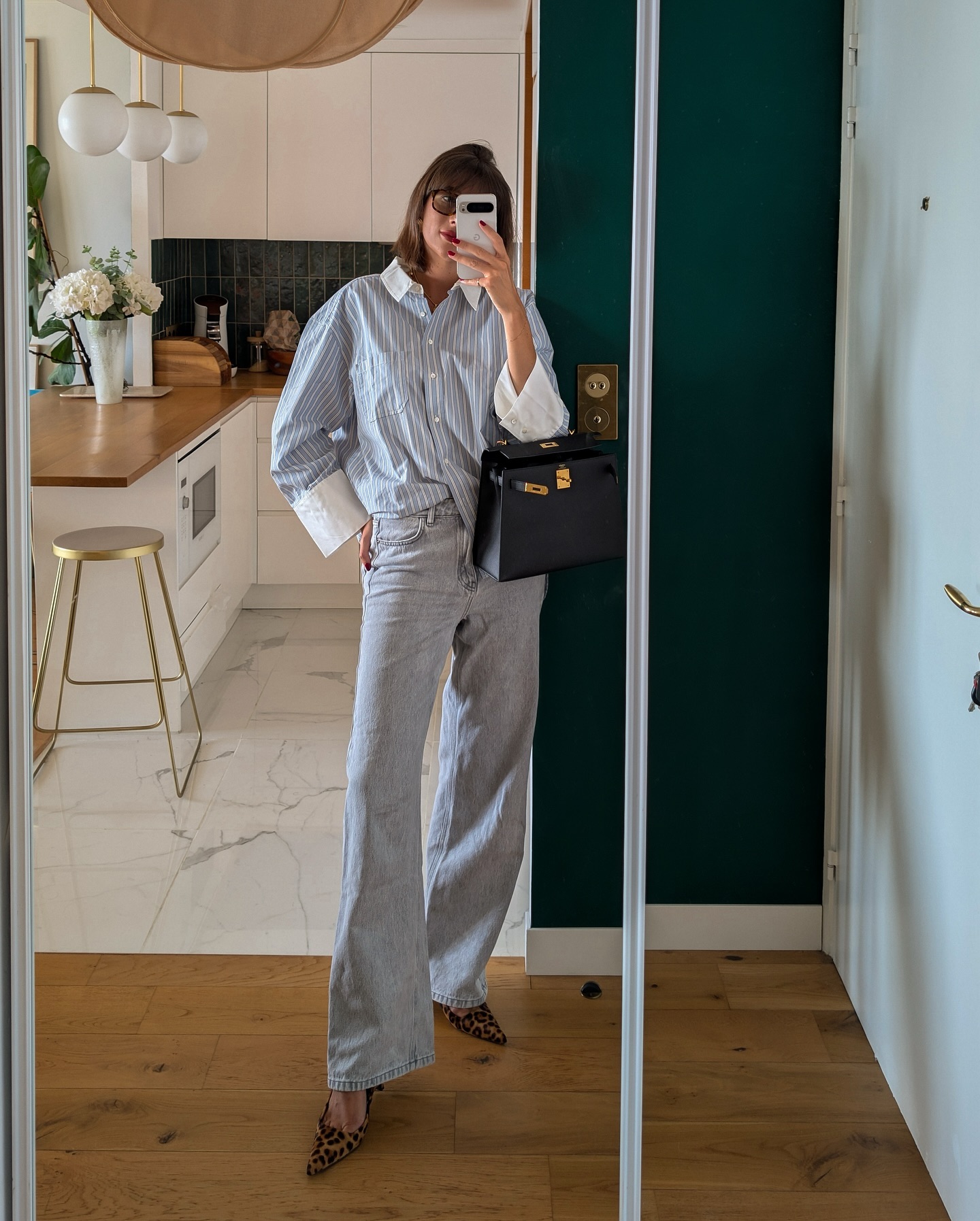 Phụ nữ Pháp mix quần ống suông với áo gì để luôn đẹp và thanh lịch năm 2026 - Ảnh 4. Phụ nữ Pháp mix quần ống suông với áo gì để luôn đẹp và thanh lịch năm 2026 - Ảnh 4.