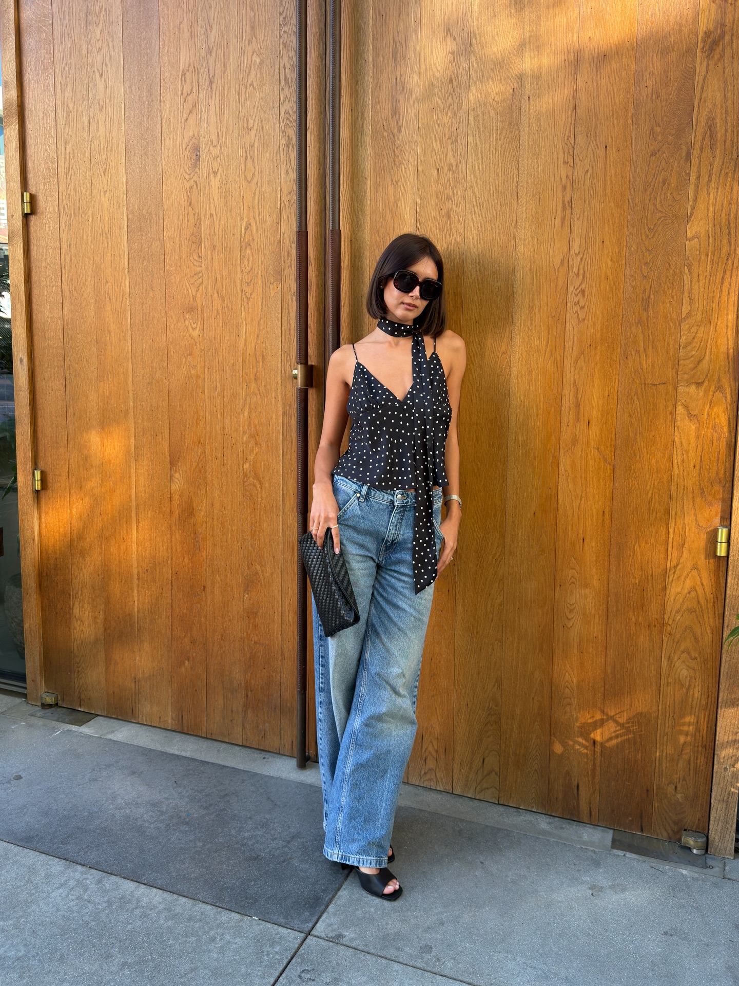 Phụ nữ Pháp mix quần ống suông với áo gì để luôn đẹp và thanh lịch năm 2026 - Ảnh 1. Phụ nữ Pháp mix quần ống suông với áo gì để luôn đẹp và thanh lịch năm 2026 - Ảnh 1.