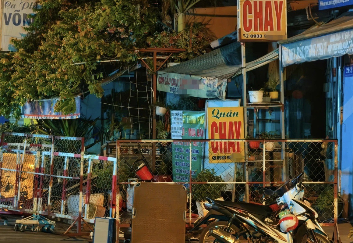 Đám tang không kèn trống của mẹ và con gái 9 tuổi trong vụ cháy quán cơm ở TP.HCM- Ảnh 1. Đám tang không kèn trống của mẹ và con gái 9 tuổi trong vụ cháy quán cơm ở TP.HCM- Ảnh 1.