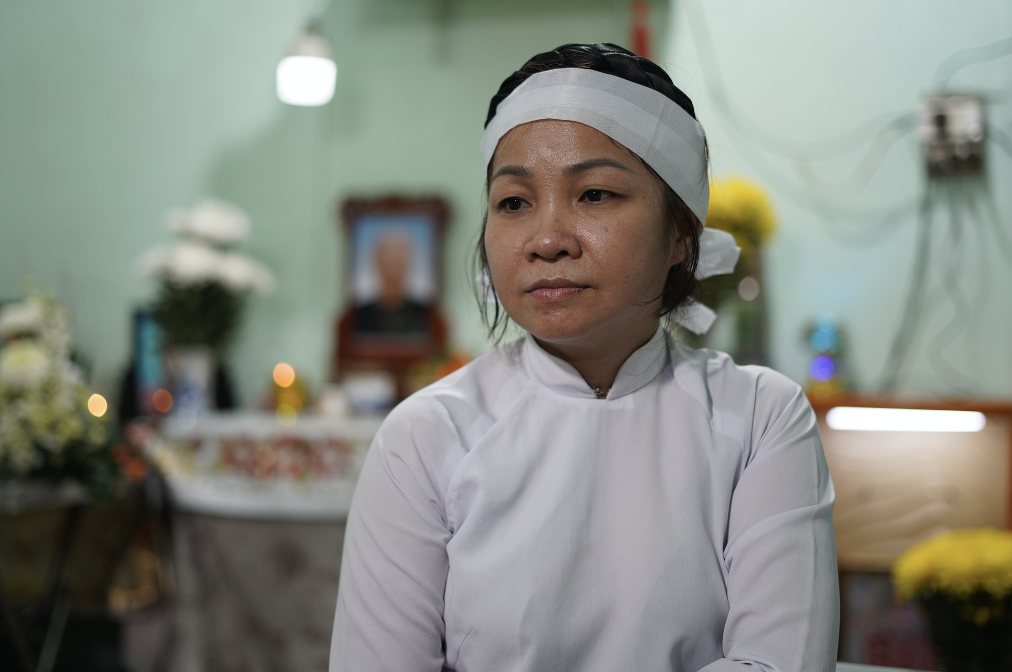 Đám tang không kèn trống của mẹ và con gái 9 tuổi trong vụ cháy quán cơm ở TP.HCM- Ảnh 4. Đám tang không kèn trống của mẹ và con gái 9 tuổi trong vụ cháy quán cơm ở TP.HCM- Ảnh 4.