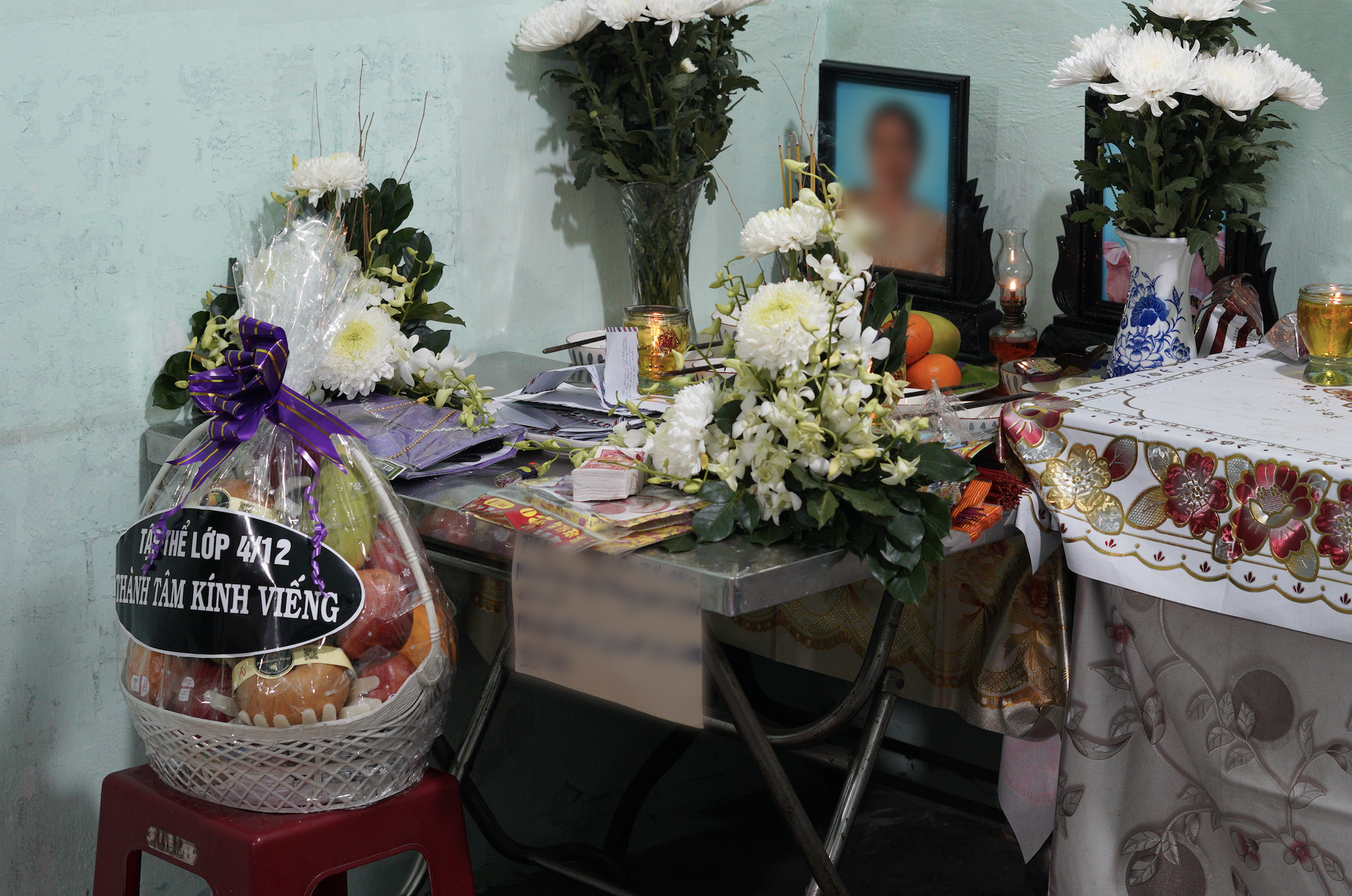 Đám tang không kèn trống của mẹ và con gái 9 tuổi trong vụ cháy quán cơm ở TP.HCM- Ảnh 2. Đám tang không kèn trống của mẹ và con gái 9 tuổi trong vụ cháy quán cơm ở TP.HCM- Ảnh 2.