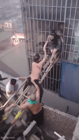 Khoảnh khắc nghẹt thở: Hàng chục người cứu 7 người giữa biển lửa ở Lĩnh Nam - Ảnh 1. Khoảnh khắc nghẹt thở: Hàng chục người cứu 7 người giữa biển lửa ở Lĩnh Nam - Ảnh 1.