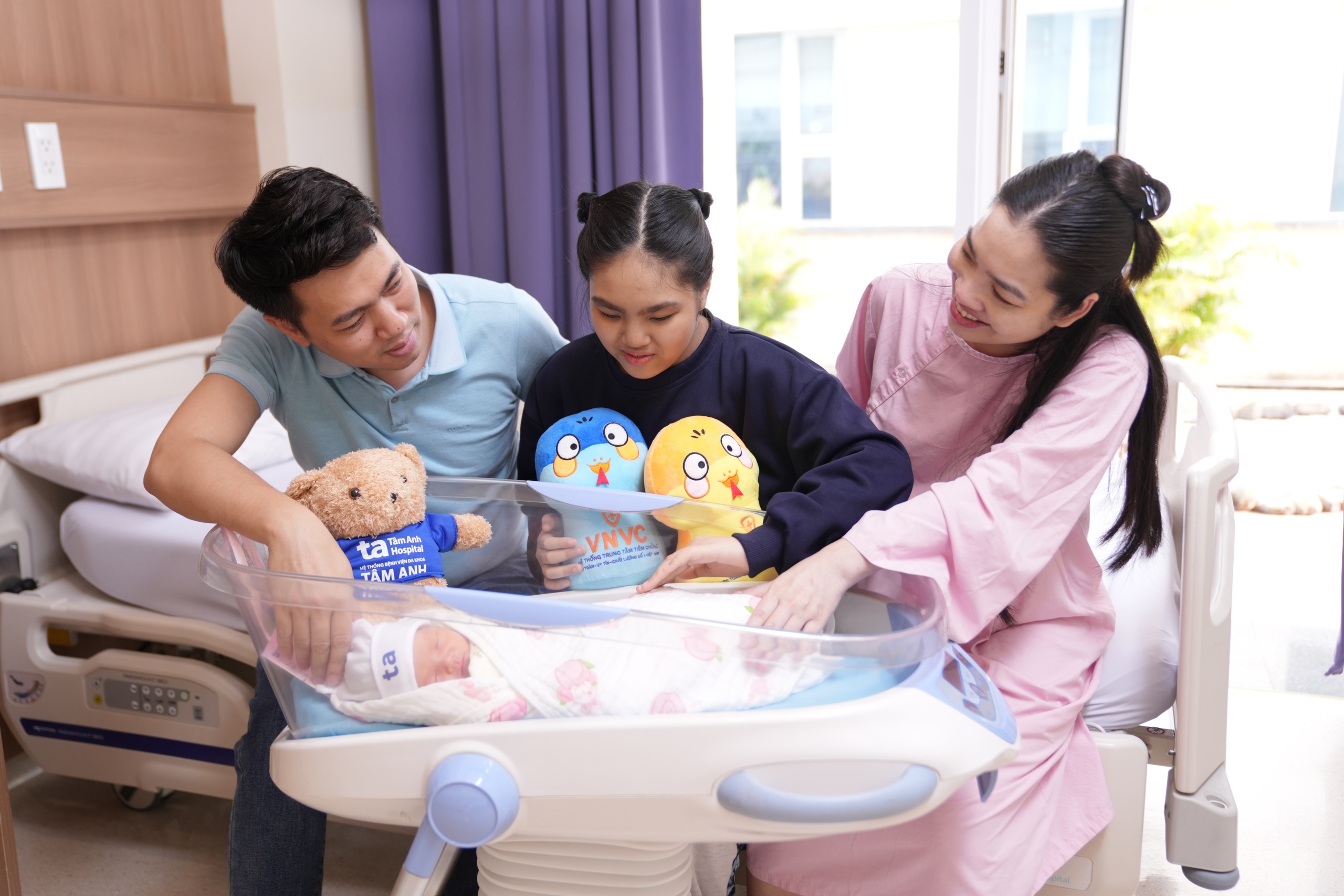 Người mẹ kiên cường và 'em bé cứu tinh' mang sứ mệnh chữa bệnh hiếm cho chị gái - Ảnh 1.