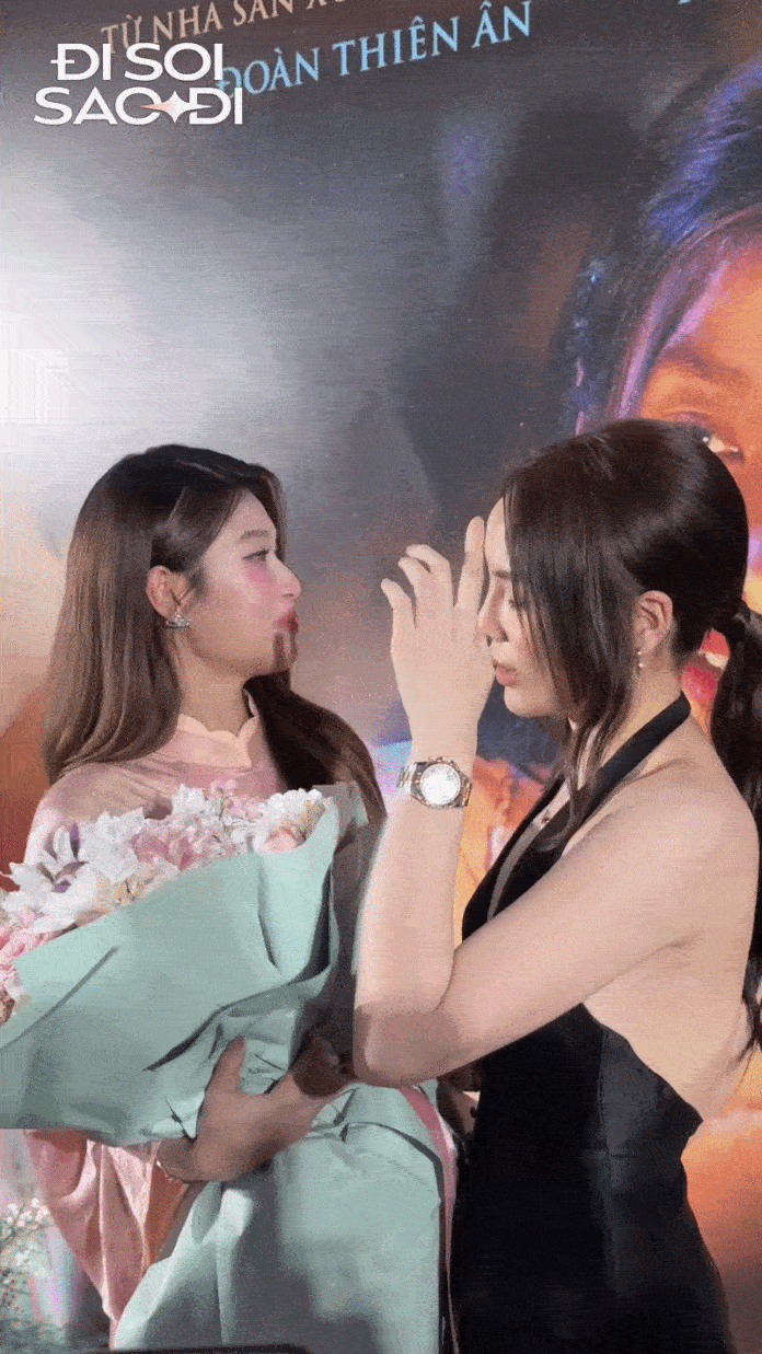 Clip hot: Hoa hậu Việt chắp tay lạy kh&aacute;n giả tr&ecirc;n thảm đỏ v&igrave; bị &eacute;p l&agrave;m 1 việc xấu hổ v&ocirc; c&ugrave;ng- Ảnh 3.