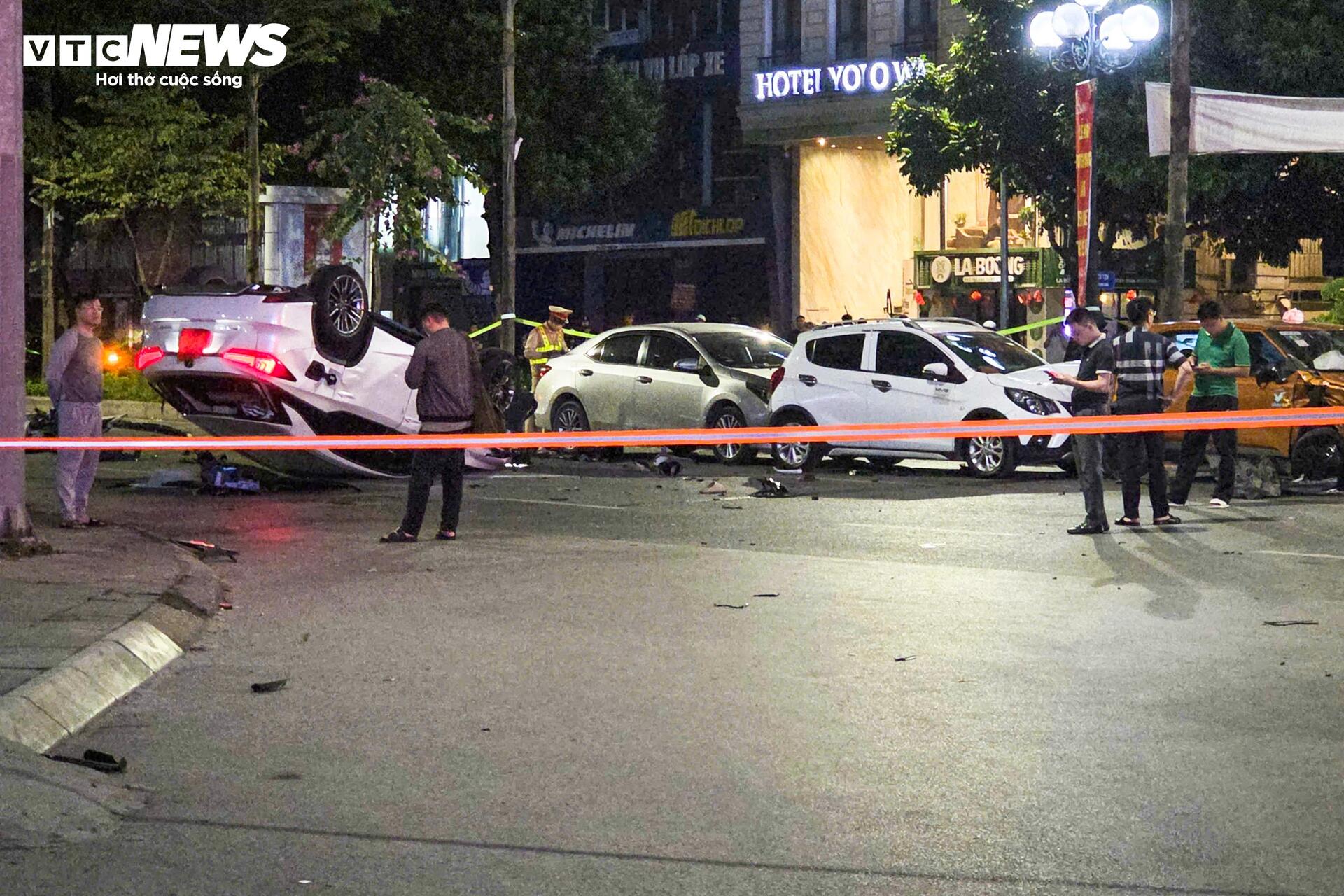 Hiện trường &ocirc; t&ocirc; &ldquo;đi&ecirc;n&rdquo; t&ocirc;ng li&ecirc;n ho&agrave;n khiến 2 người bị thương- Ảnh 12.