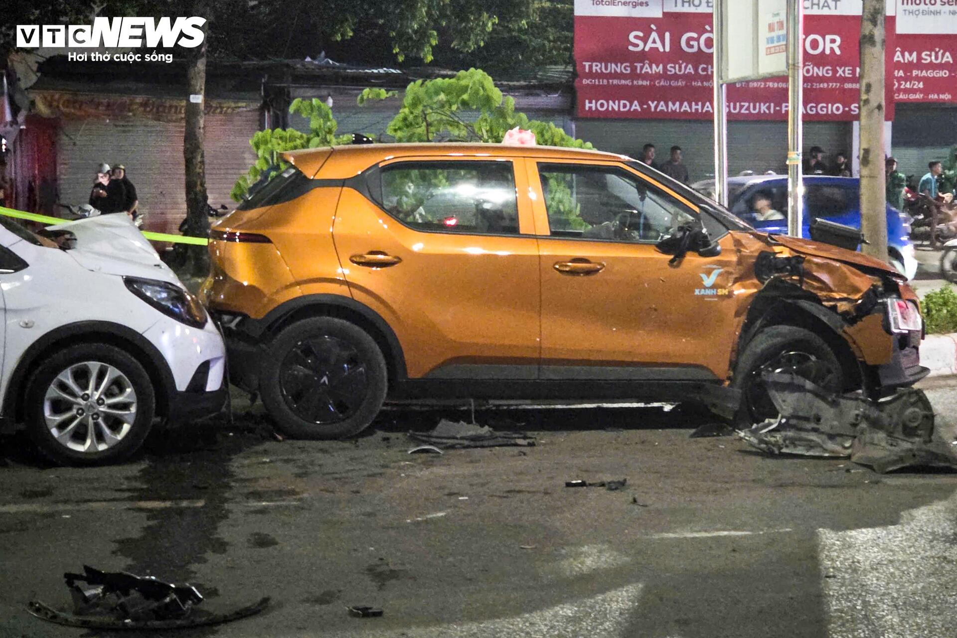 Hiện trường &ocirc; t&ocirc; &ldquo;đi&ecirc;n&rdquo; t&ocirc;ng li&ecirc;n ho&agrave;n khiến 2 người bị thương- Ảnh 3.