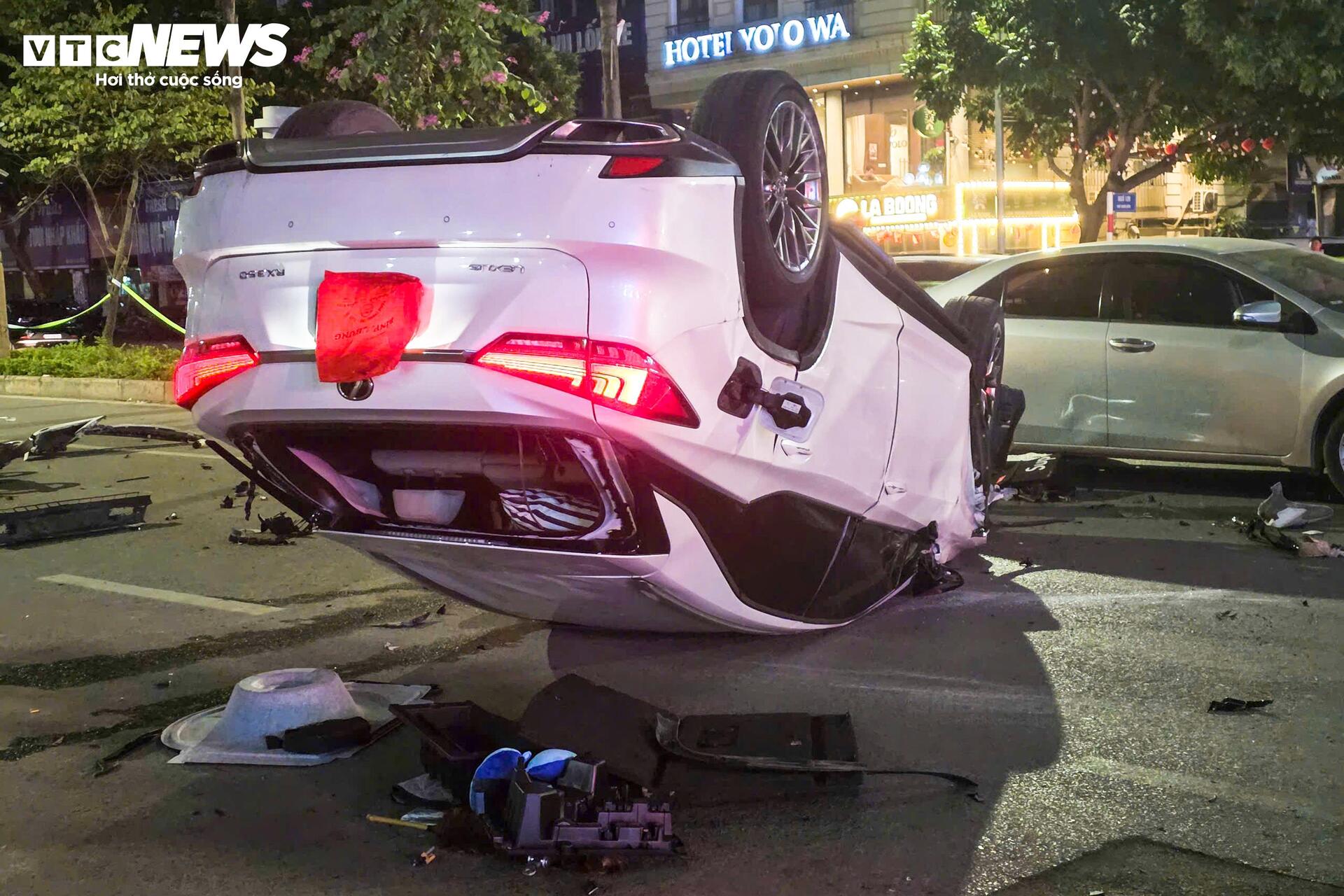 Hiện trường &ocirc; t&ocirc; &ldquo;đi&ecirc;n&rdquo; t&ocirc;ng li&ecirc;n ho&agrave;n khiến 2 người bị thương- Ảnh 5.