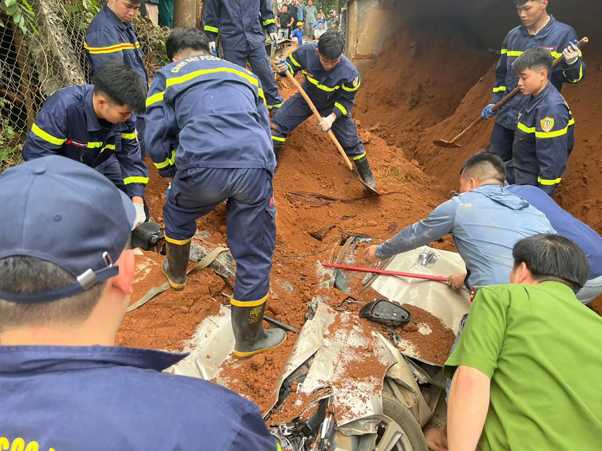 Hiện trường vụ xe đầu k&eacute;o đang đi th&igrave; đổ ra đường, đ&egrave; 2 phụ nữ tử vong ở Ph&uacute; Thọ - Ảnh 4.