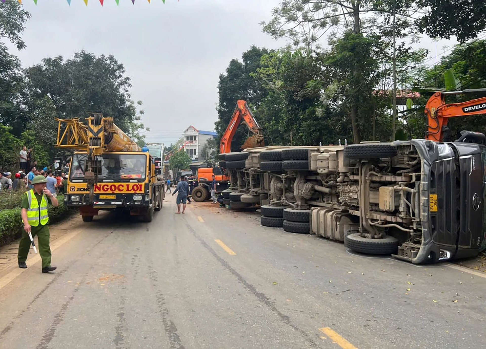 Hiện trường vụ xe đầu k&eacute;o đang đi th&igrave; đổ ra đường, đ&egrave; 2 phụ nữ tử vong ở Ph&uacute; Thọ - Ảnh 1.