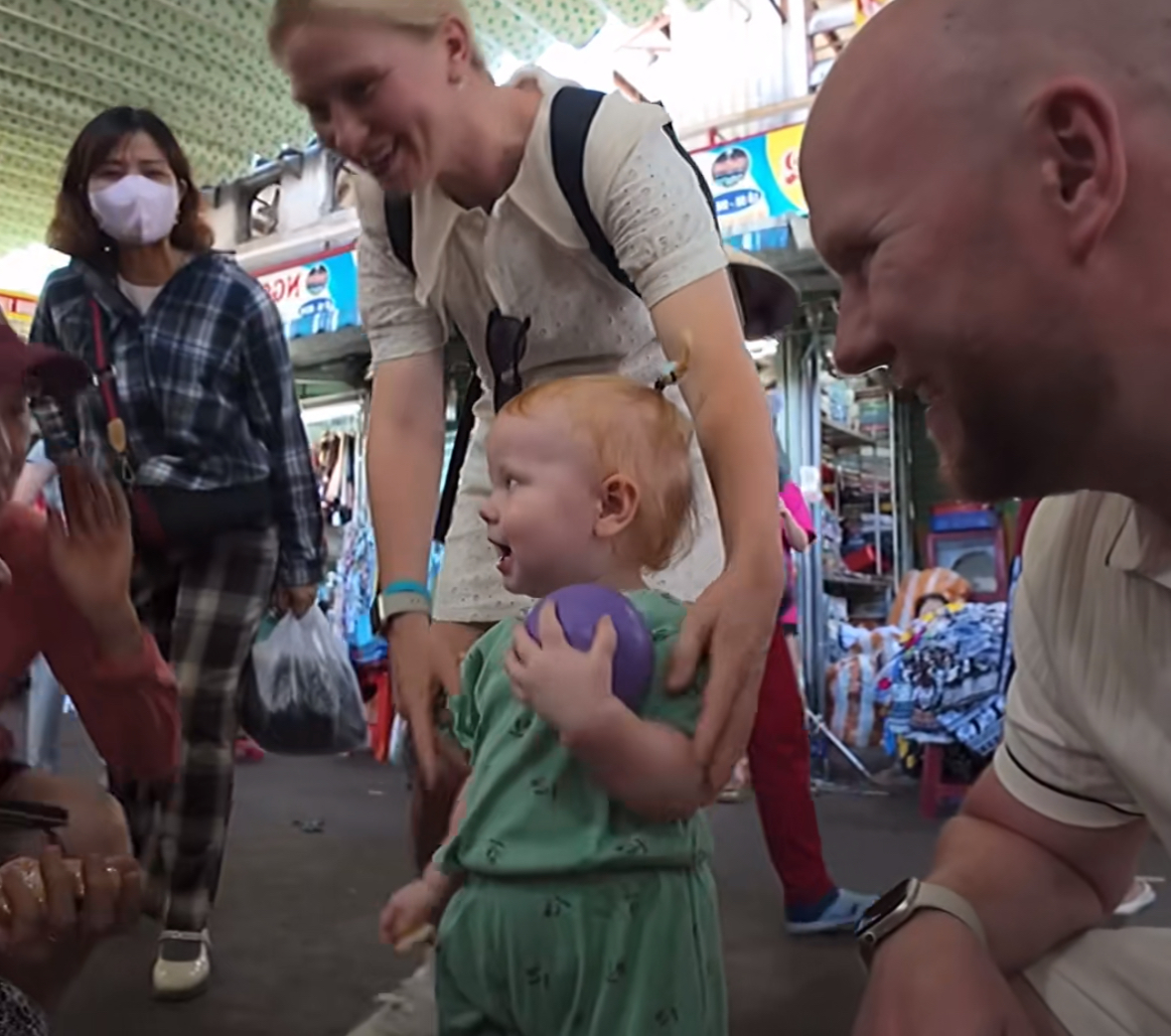 Em bé Tây đi chợ ở Đà Nẵng hút 2 triệu view: Danh tính bất ngờ! - Ảnh 9.