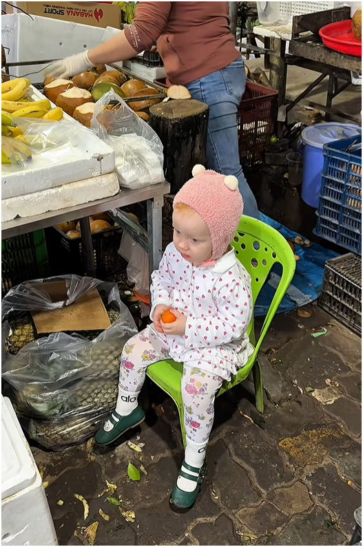 Em bé Tây đi chợ ở Đà Nẵng hút 2 triệu view: Danh tính bất ngờ! - Ảnh 5.