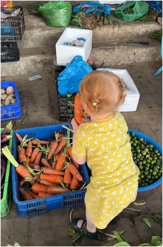 Em bé Tây đi chợ ở Đà Nẵng hút 2 triệu view: Danh tính bất ngờ! - Ảnh 3.