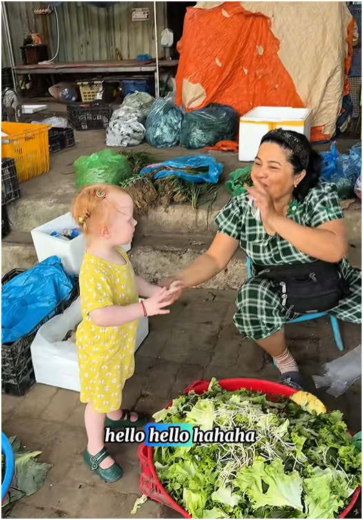 Em bé Tây đi chợ ở Đà Nẵng hút 2 triệu view: Danh tính bất ngờ! - Ảnh 7.