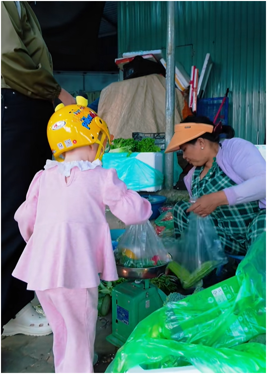 Em bé Tây đi chợ ở Đà Nẵng hút 2 triệu view: Danh tính bất ngờ! - Ảnh 8.