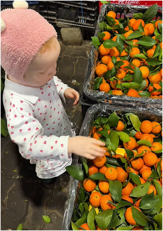 Em bé Tây đi chợ ở Đà Nẵng hút 2 triệu view: Danh tính bất ngờ! - Ảnh 4.