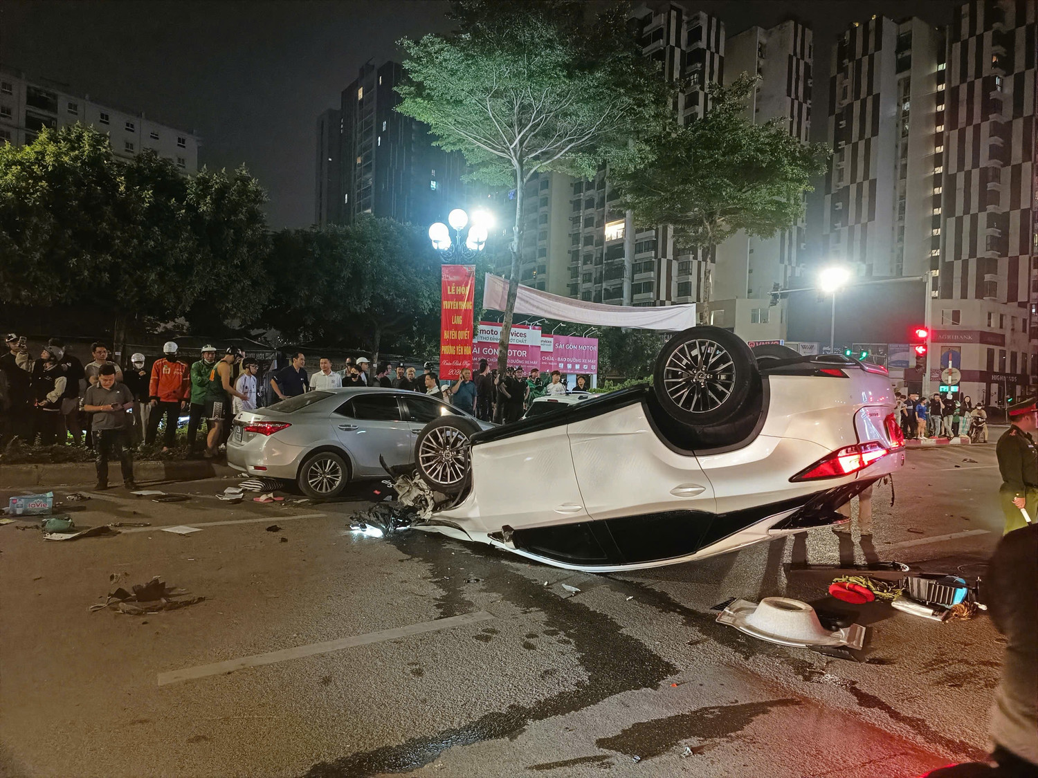 &Ocirc; t&ocirc; Lexus t&ocirc;ng li&ecirc;n ho&agrave;n khiến 2 người đi cấp cứu giữa đ&ecirc;m ở H&agrave; Nội: Đ&atilde; r&otilde; nguy&ecirc;n nh&acirc;n ban đầu - Ảnh 1.