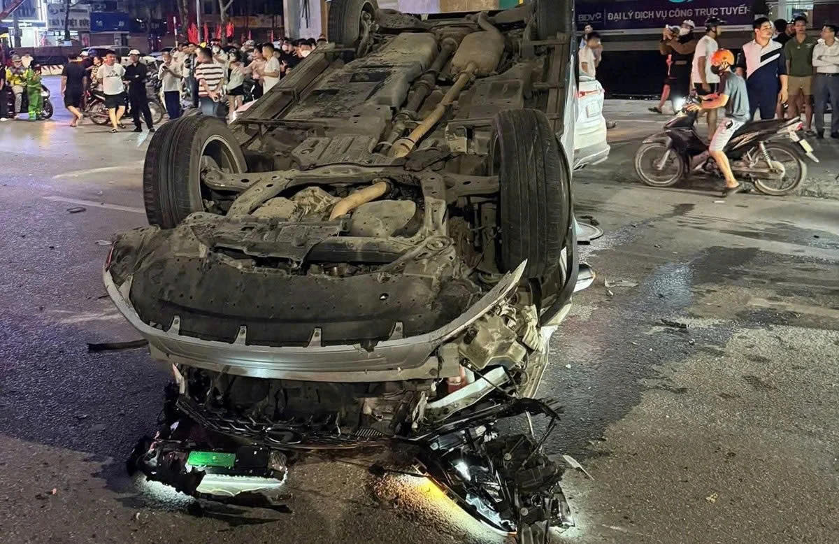 &Ocirc; t&ocirc; Lexus t&ocirc;ng li&ecirc;n ho&agrave;n khiến 2 người đi cấp cứu giữa đ&ecirc;m ở H&agrave; Nội: Đ&atilde; r&otilde; nguy&ecirc;n nh&acirc;n ban đầu - Ảnh 2.