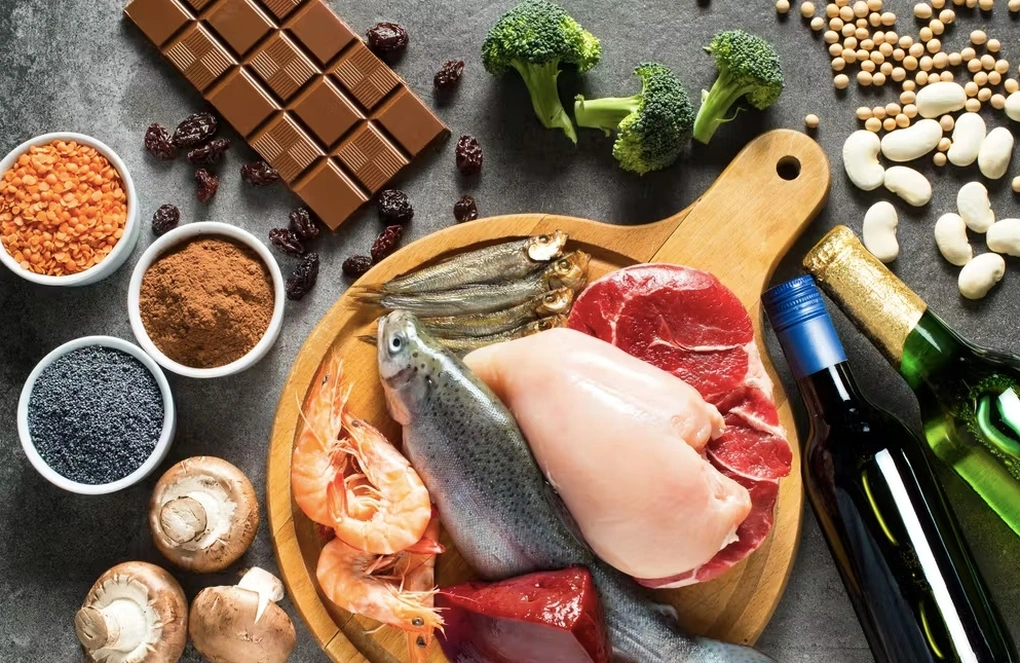 Ăn g&igrave; khi axit uric cao? B&iacute; quyết &lsquo;đ&egrave;n giao th&ocirc;ng thực phẩm&rsquo; gi&uacute;p bạn thoải m&aacute;i thưởng thức m&agrave; vẫn bảo vệ sức khỏe - Ảnh 2.