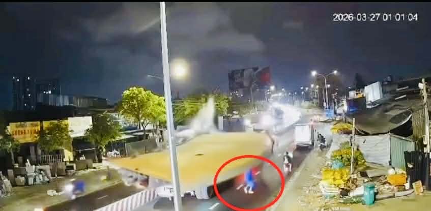 Cận cảnh clip vụ tai nạn xe chở th&eacute;p ở cầu K&ecirc;nh Tẻ, nam c&ocirc;ng nh&acirc;n tho&aacute;t chết 