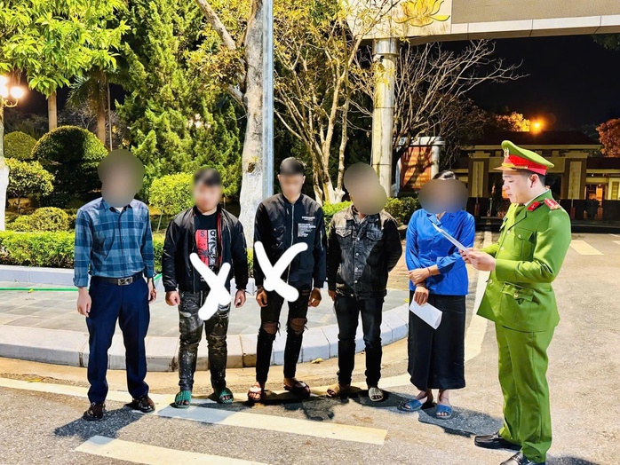 Nam thanh ni&ecirc;n bị truy s&aacute;t v&agrave; ch&eacute;m gục trước nh&agrave; nghỉ ở Lai Ch&acirc;u - Ảnh 1.