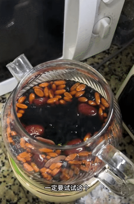 T&ocirc;i uống nước n&agrave;y 3 lần / tuần v&agrave; thấy t&oacute;c rụng &iacute;t đi , da hồng h&agrave;o hơn - Ảnh 3.