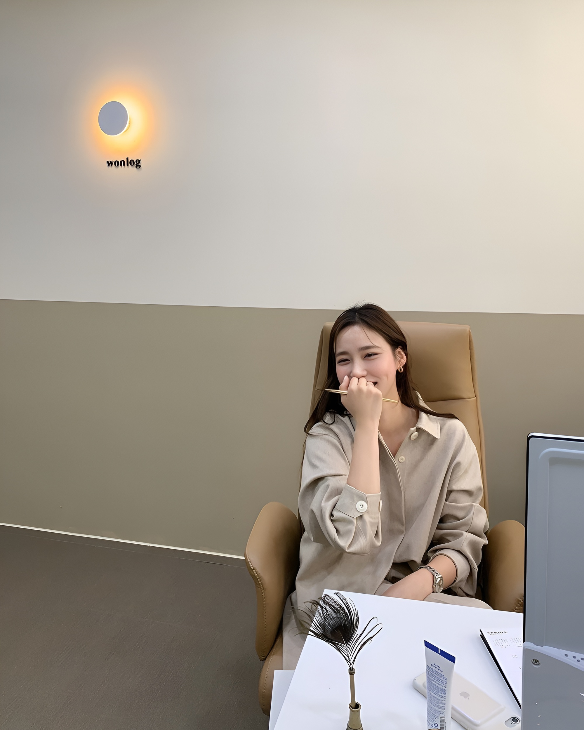 &ldquo;Bạn sẽ giải th&iacute;ch m&agrave;u đỏ cho người m&ugrave; như thế n&agrave;o? &ndash; C&ocirc; g&aacute;i trả lời 1 c&acirc;u, được nhận việc ngay  - Ảnh 1.