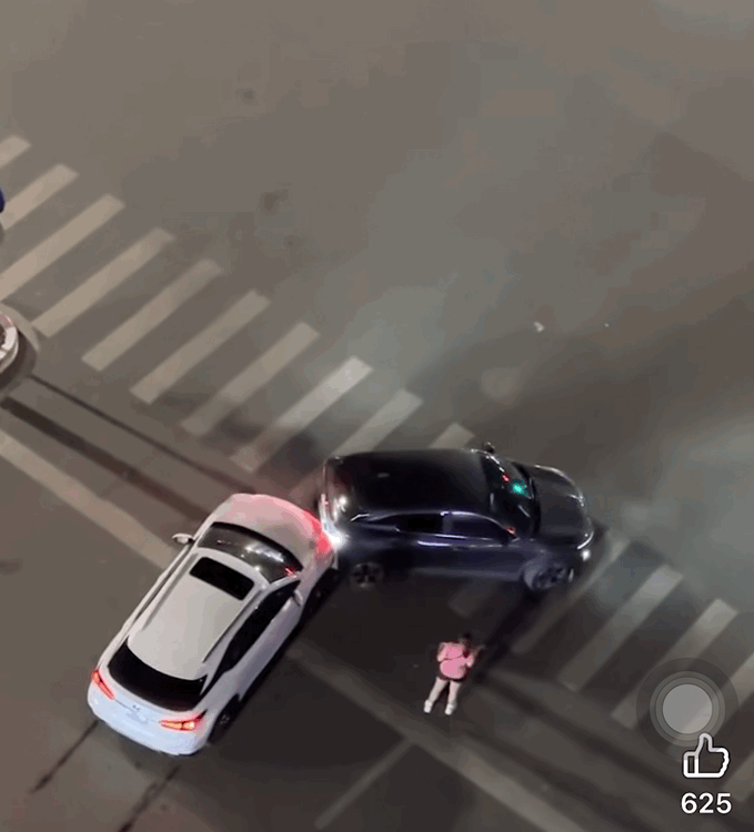 T&agrave;i xế Lexus t&ocirc;ng h&agrave;ng loạt &ocirc; t&ocirc; tại H&agrave; Nội g&acirc;y tai nạn nghi&ecirc;m trọng - Ảnh 1.