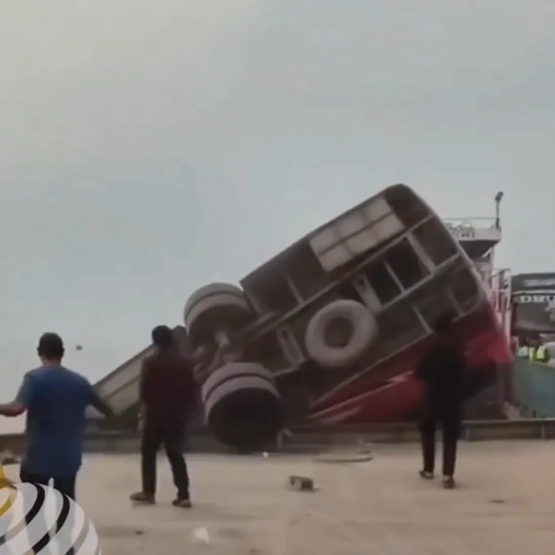 Xe bu&yacute;t chở đầy kh&aacute;ch lao xuống s&ocirc;ng, 16 thi thể được t&igrave;m thấy - Ảnh 1.