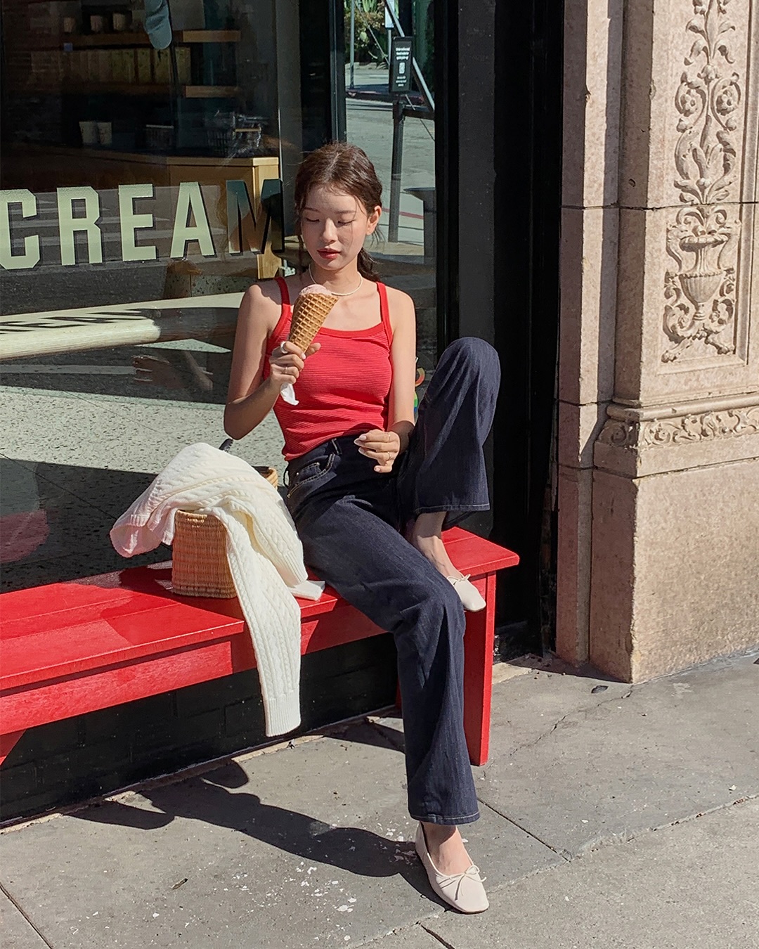 4 Kiểu giày mùa hè hoàn hảo để mix với quần ống rộng giúp bạn xinh đẹp hơn - Ảnh 5. 4 Kiểu giày mùa hè hoàn hảo để mix với quần ống rộng giúp bạn xinh đẹp hơn - Ảnh 5.