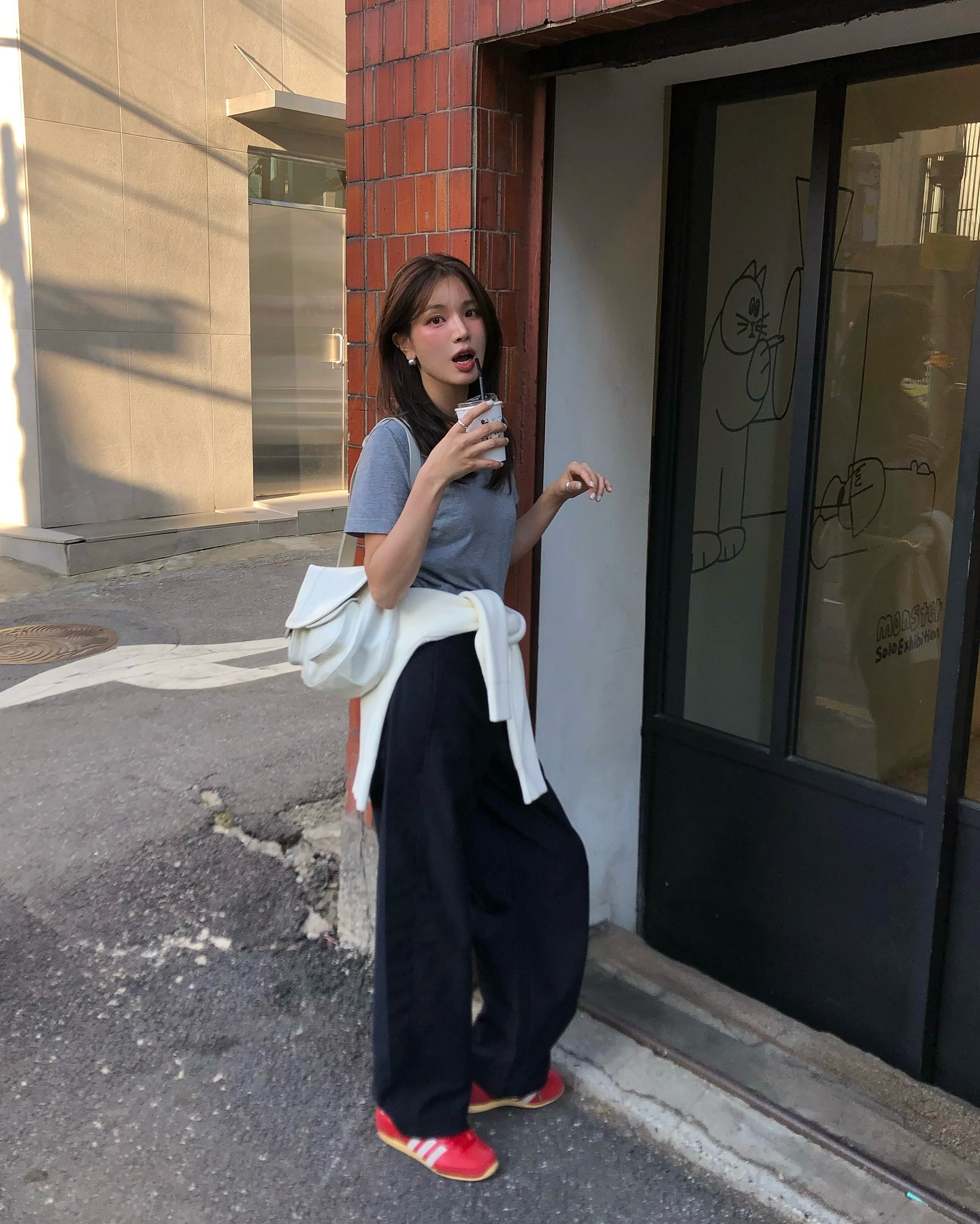 4 Kiểu giày mùa hè hoàn hảo để mix với quần ống rộng giúp bạn xinh đẹp hơn - Ảnh 10. 4 Kiểu giày mùa hè hoàn hảo để mix với quần ống rộng giúp bạn xinh đẹp hơn - Ảnh 10.