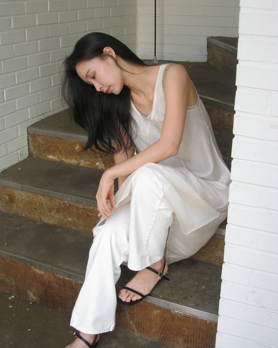 4 Kiểu giày mùa hè hoàn hảo để mix với quần ống rộng giúp bạn xinh đẹp hơn - Ảnh 6. 4 Kiểu giày mùa hè hoàn hảo để mix với quần ống rộng giúp bạn xinh đẹp hơn - Ảnh 6.