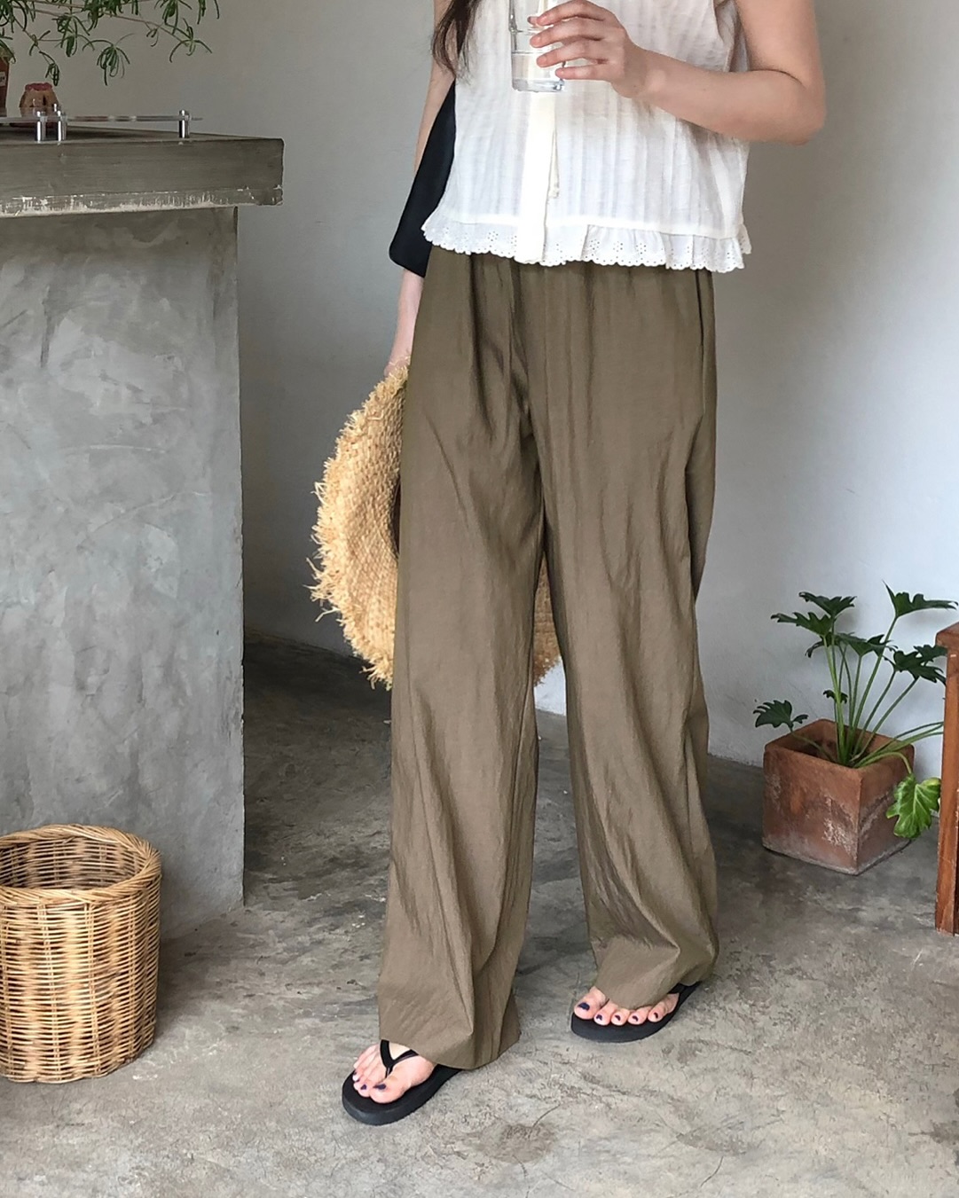 4 Kiểu giày mùa hè hoàn hảo để mix với quần ống rộng giúp bạn xinh đẹp hơn - Ảnh 3. 4 Kiểu giày mùa hè hoàn hảo để mix với quần ống rộng giúp bạn xinh đẹp hơn - Ảnh 3.