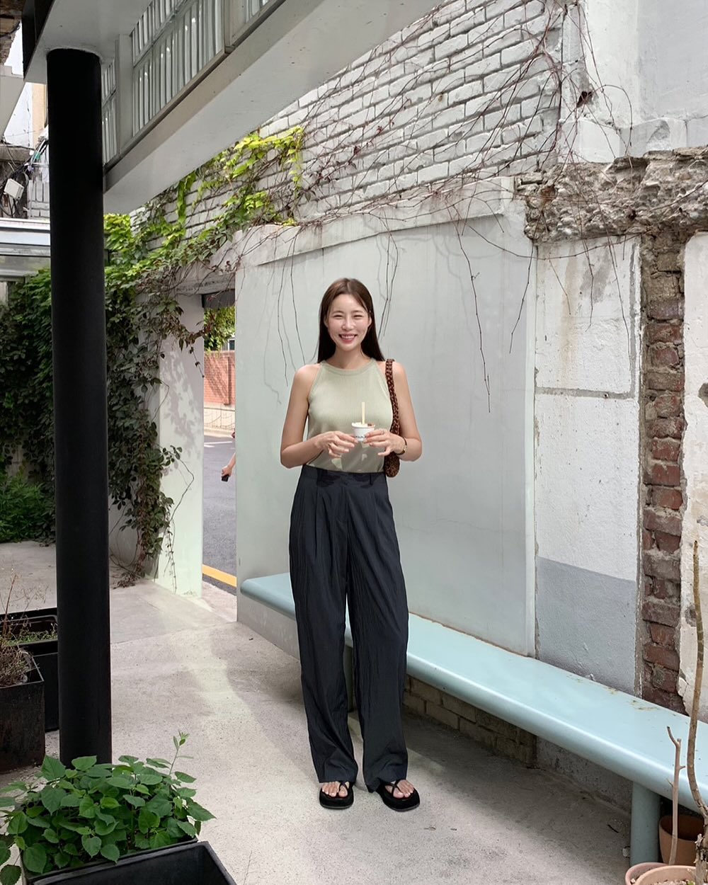 4 Kiểu giày mùa hè hoàn hảo để mix với quần ống rộng giúp bạn xinh đẹp hơn - Ảnh 7. 4 Kiểu giày mùa hè hoàn hảo để mix với quần ống rộng giúp bạn xinh đẹp hơn - Ảnh 7.