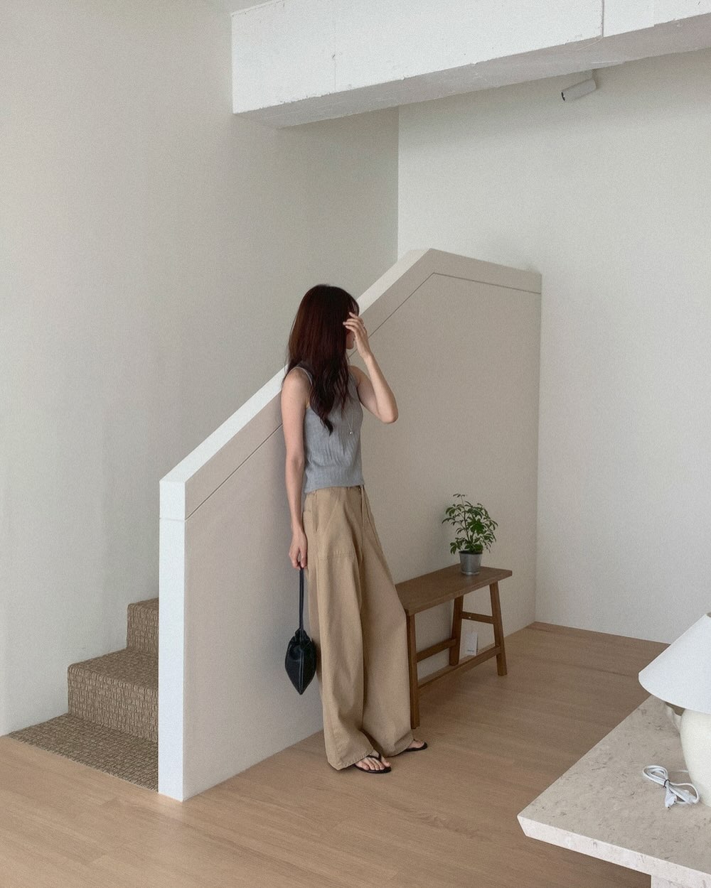 4 Kiểu giày mùa hè hoàn hảo để mix với quần ống rộng giúp bạn xinh đẹp hơn - Ảnh 1. 4 Kiểu giày mùa hè hoàn hảo để mix với quần ống rộng giúp bạn xinh đẹp hơn - Ảnh 1.