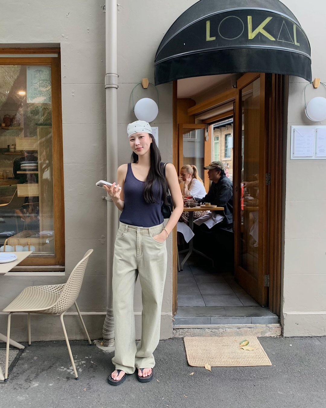 4 Kiểu giày mùa hè hoàn hảo để mix với quần ống rộng giúp bạn xinh đẹp hơn - Ảnh 2. 4 Kiểu giày mùa hè hoàn hảo để mix với quần ống rộng giúp bạn xinh đẹp hơn - Ảnh 2.