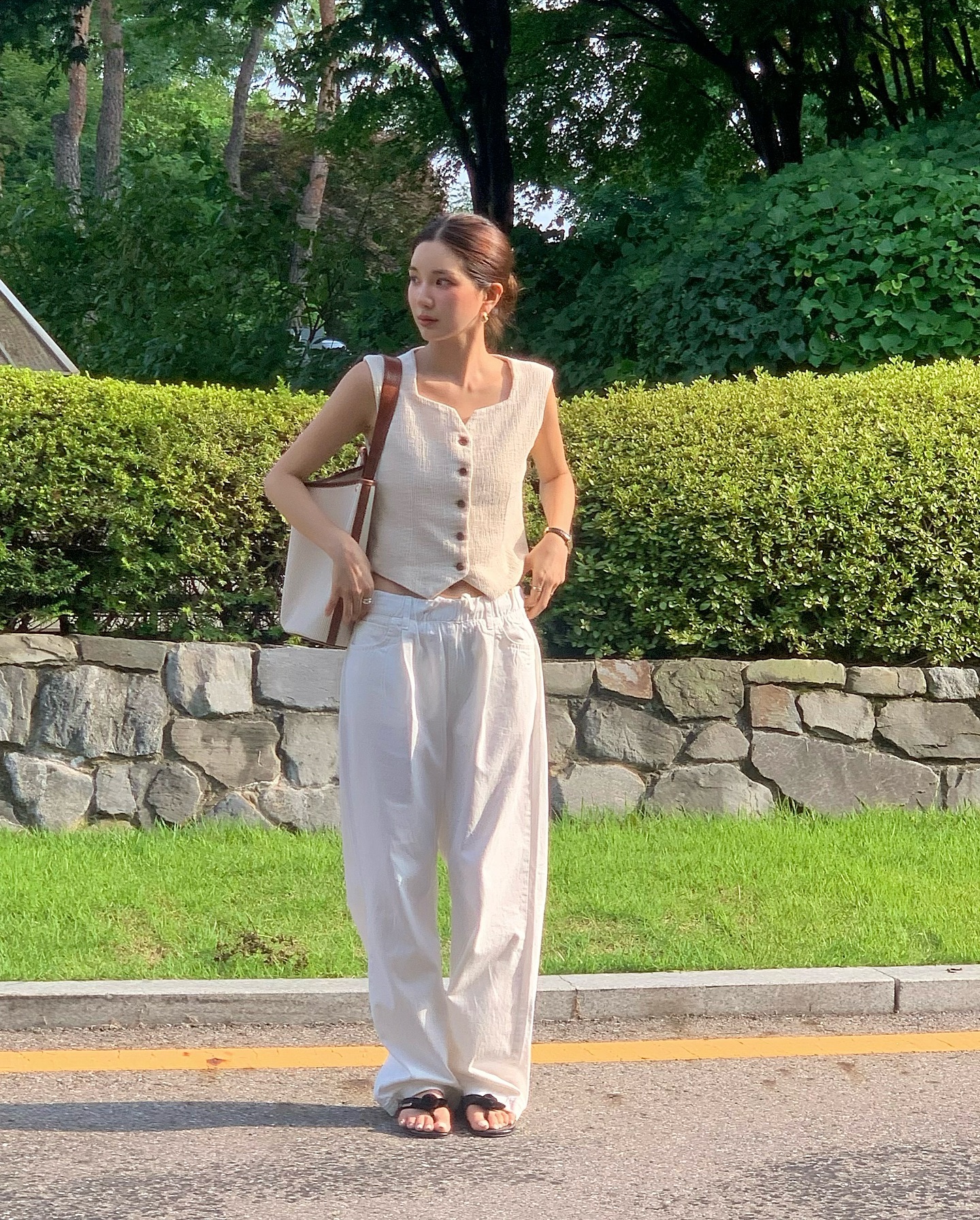 4 Kiểu giày mùa hè hoàn hảo để mix với quần ống rộng giúp bạn xinh đẹp hơn - Ảnh 8. 4 Kiểu giày mùa hè hoàn hảo để mix với quần ống rộng giúp bạn xinh đẹp hơn - Ảnh 8.