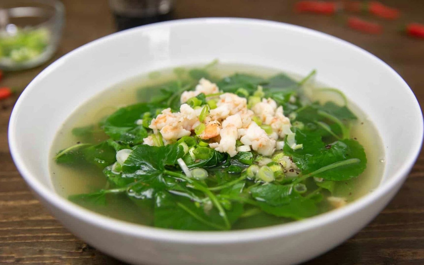 Chần rồi trộn 2 nguy&ecirc;n liệu l&agrave; c&oacute; m&oacute;n ăn ngon miệng, bổ gan v&agrave; giải độc cơ thể - Ảnh 1.