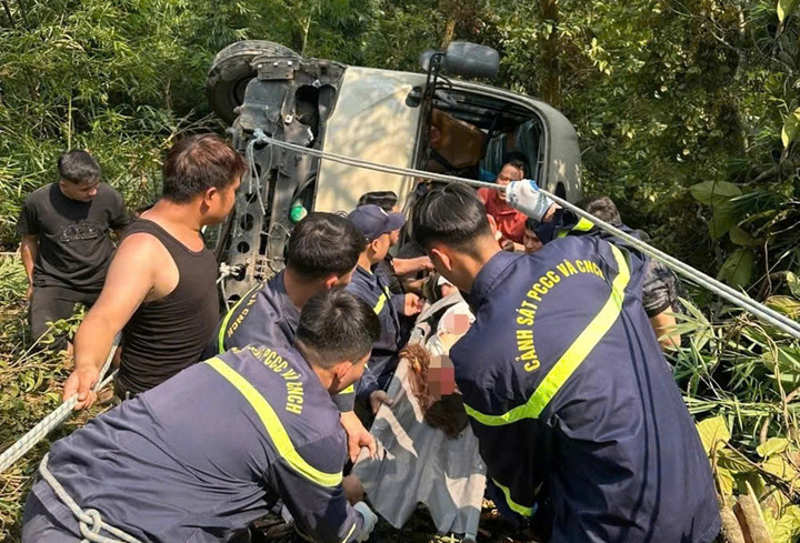 Xe kh&aacute;ch du lịch rơi xuống vực ở Tam Đảo, 7 người bị thương trong vụ tai nạn - Ảnh 2.