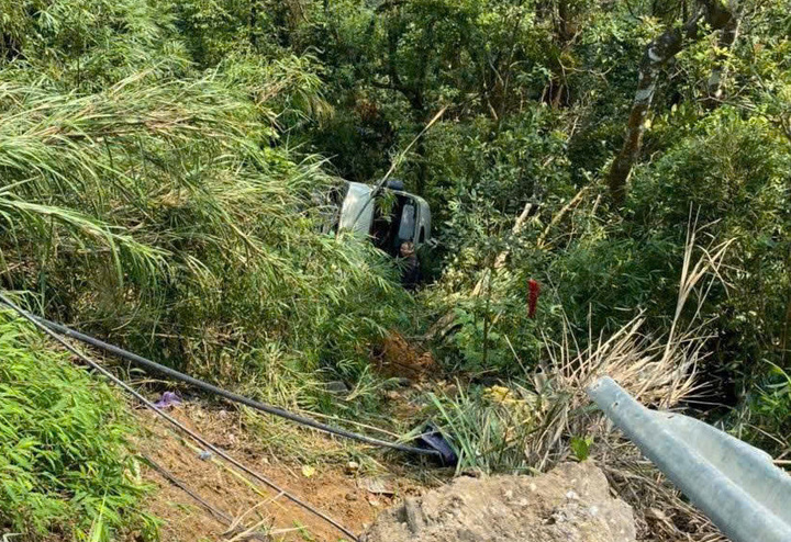 Xe kh&aacute;ch du lịch rơi xuống vực ở Tam Đảo, 7 người bị thương trong vụ tai nạn - Ảnh 1.