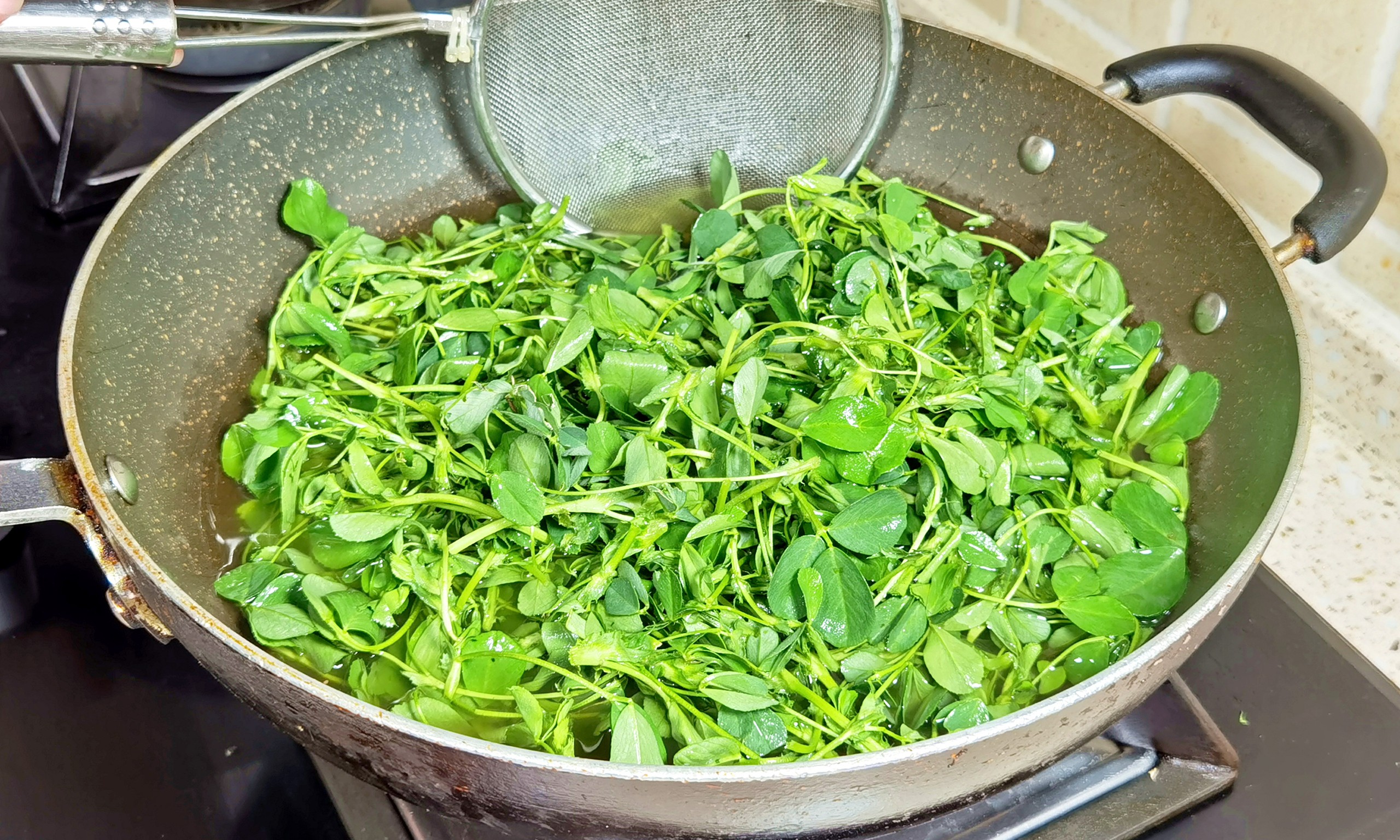 Món ăn từ loại rau giúp thanh nhiệt và bổ gan: 2 món ngon từ cỏ linh lăng - Ảnh 12. Món ăn từ loại rau giúp thanh nhiệt và bổ gan: 2 món ngon từ cỏ linh lăng - Ảnh 12.