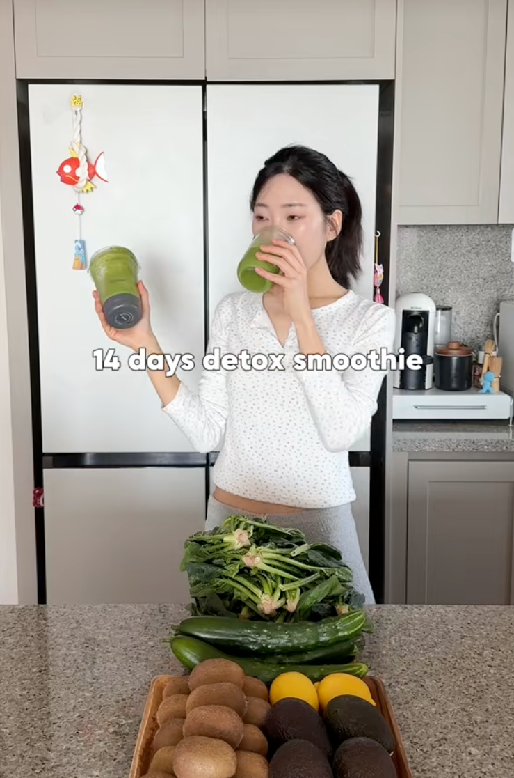 14 ngày detox làn da, vóc dáng với cốc nước xanh lá: Phụ nữ Hàn tin dùng để eo thon dáng chuẩn, da dẻ mịn màng - Ảnh 2. 14 ngày detox làn da, vóc dáng với cốc nước xanh lá: Phụ nữ Hàn tin dùng để eo thon dáng chuẩn, da dẻ mịn màng - Ảnh 2.