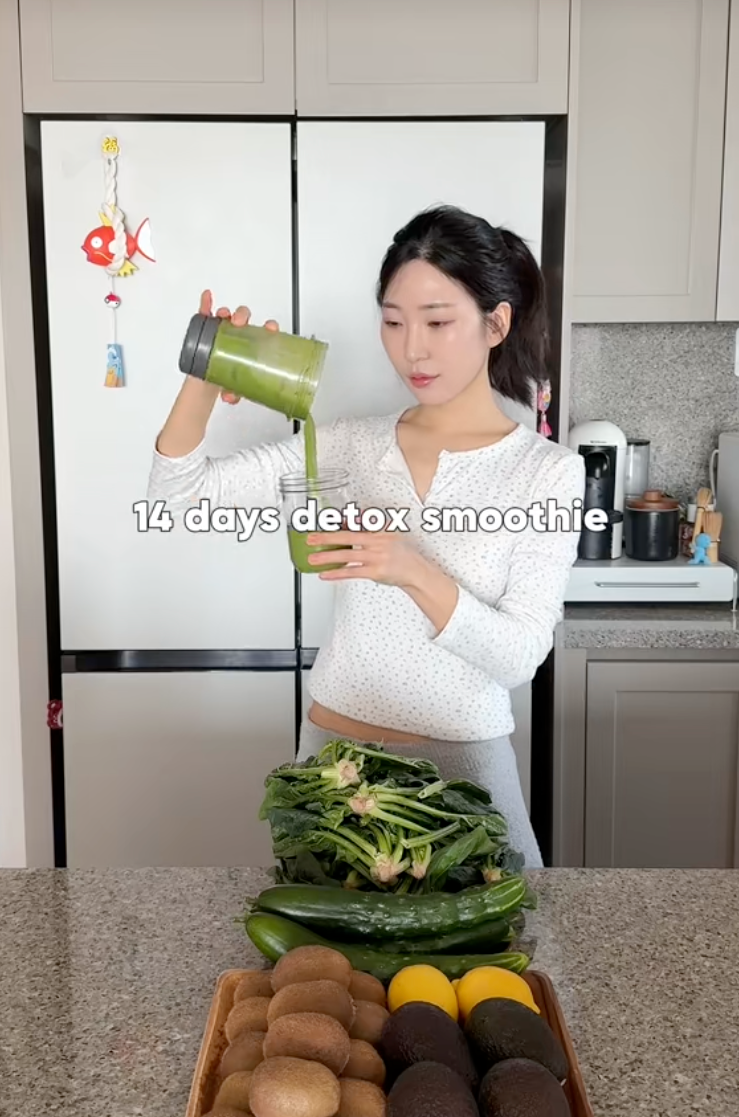 14 ngày detox làn da, vóc dáng với cốc nước xanh lá: Phụ nữ Hàn tin dùng để eo thon dáng chuẩn, da dẻ mịn màng - Ảnh 1. 14 ngày detox làn da, vóc dáng với cốc nước xanh lá: Phụ nữ Hàn tin dùng để eo thon dáng chuẩn, da dẻ mịn màng - Ảnh 1.