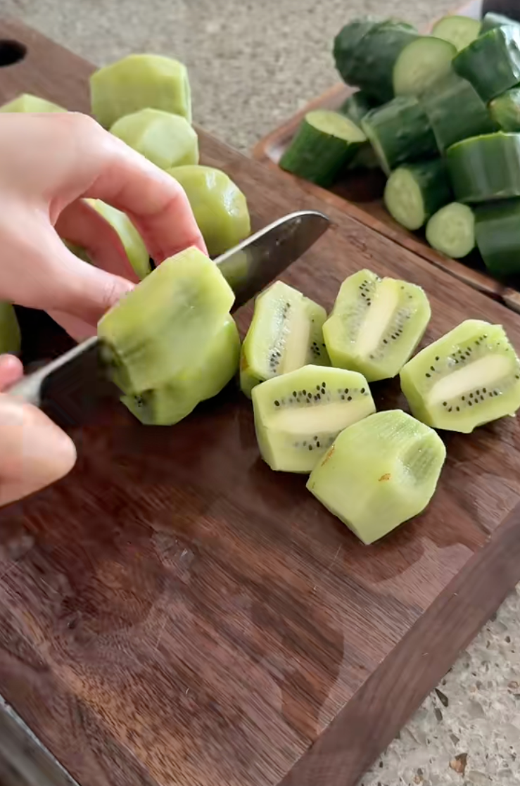 14 ngày detox làn da, vóc dáng với cốc nước xanh lá: Phụ nữ Hàn tin dùng để eo thon dáng chuẩn, da dẻ mịn màng - Ảnh 4. 14 ngày detox làn da, vóc dáng với cốc nước xanh lá: Phụ nữ Hàn tin dùng để eo thon dáng chuẩn, da dẻ mịn màng - Ảnh 4.