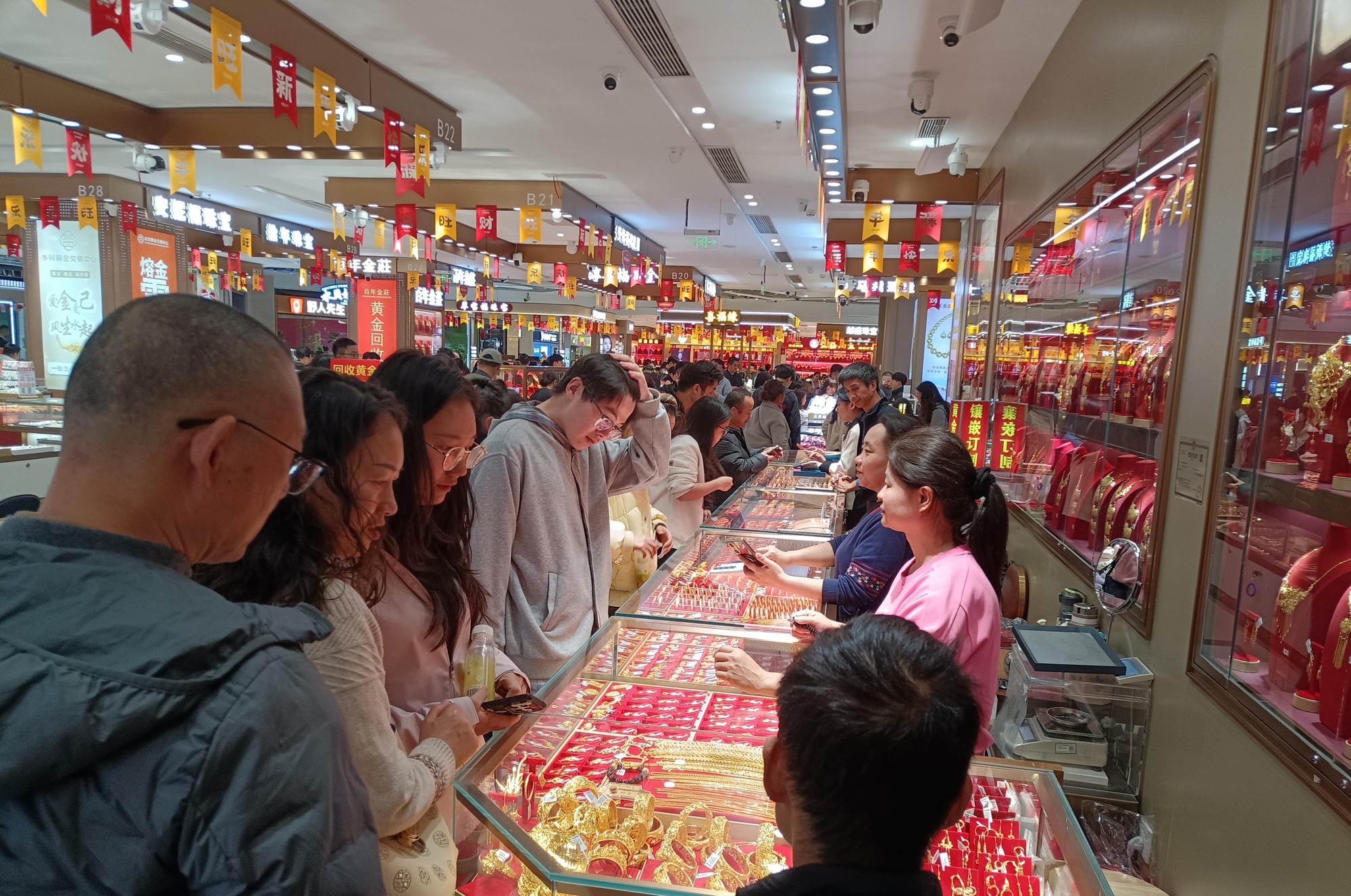 Quyết t&acirc;m mua v&agrave;ng: Khi c&aacute;c &ldquo;b&agrave; d&igrave;&rdquo; quanh năm lo việc bếp n&uacute;c đầu tư, kiến thức &ldquo;bằng 0&rdquo; vẫn khiến khối người phải nể!- Ảnh 3.