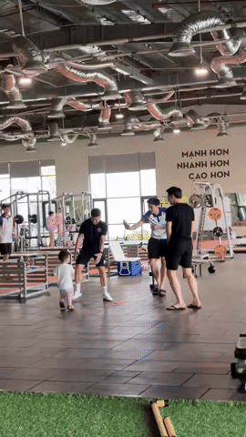 Tương t&aacute;c giữa Đ&igrave;nh Bắc v&agrave; vợ Quang Hải sau bức ảnh g&acirc;y tranh c&atilde;i - Ảnh 2.